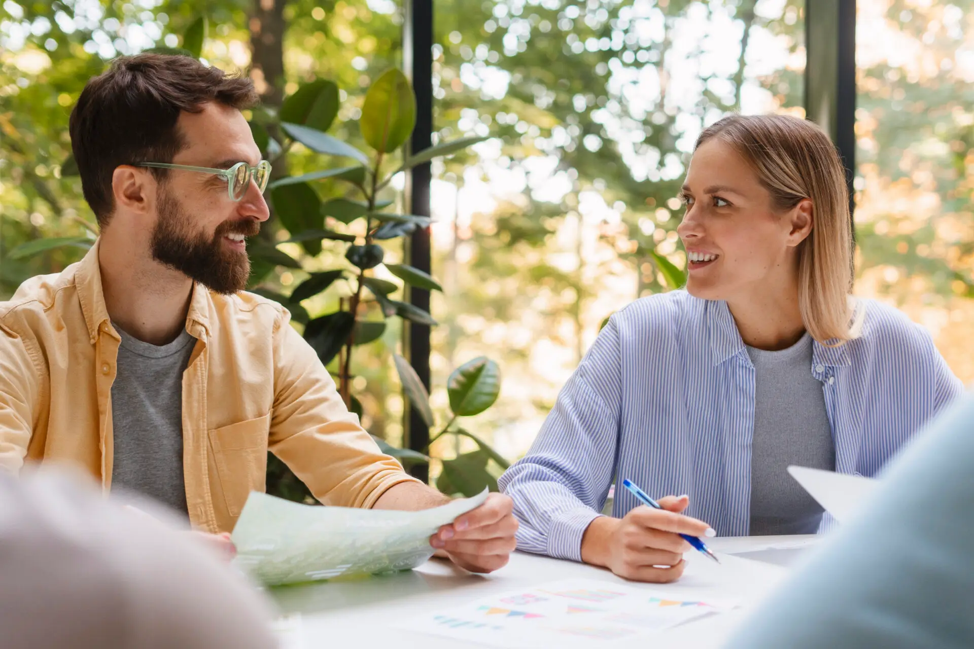 menschen die zusammen einer tech marke arbeiten